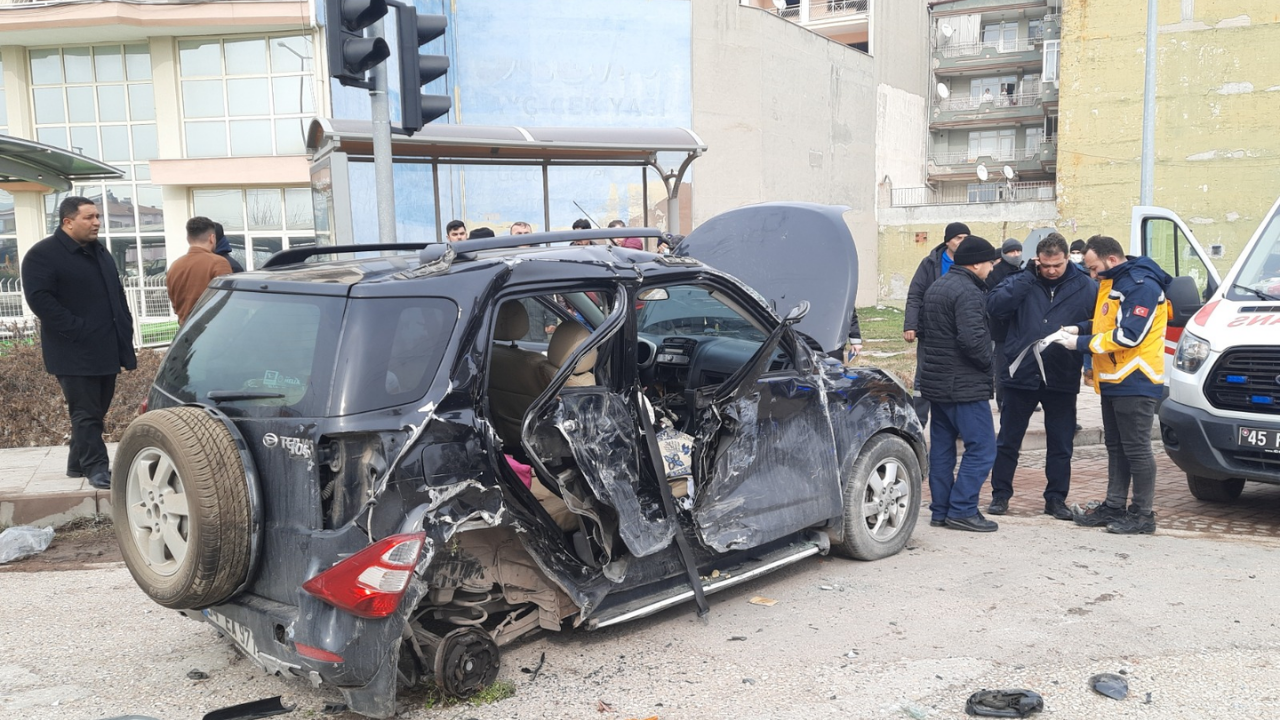 Manisa’da kamyonet ve otomobil çarpıştı: 4 yaralı